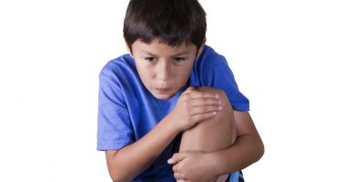 kid-holding-knee